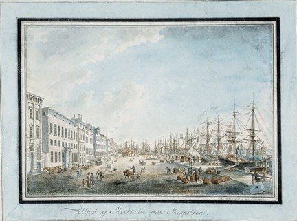 Till vänster syns Skeppsbrons byggnader och till höger en rad skepp längs kajen. På gatan syns människor, hästar och gods i tunnor.