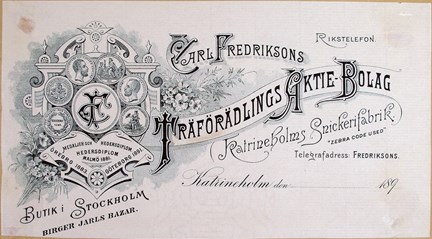 Svartvitt faktura huvud med medaljonger, blommor och text.