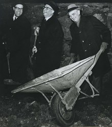Första spadtaget på Johanneshovs konstfrusna bandystadion 18 december 1964