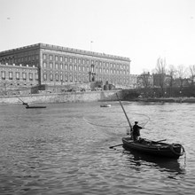 Håvfiske på Norrström. Slottet och Strömparterren i bakgrunden
