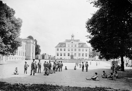 Svartvitt fotografi på pojkar på gård från Frimurarbarnhuset