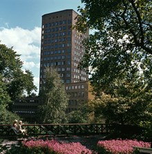 Planteringar i Vasaparkens västra del. Bonnierhuset i fonden