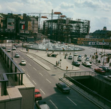 Sergelstorgsrondellen sedd från gångbron över Mäster Samuelsgatan vid Stockholmsterrassens norra ände. Påbörjat byggande av Kulturhuset