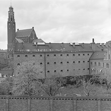 Östermalmsfängelset sett från Rådmansgatan 7. Engelbrektskyrkan i fonden
