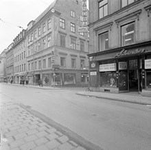 Drottninggatan 27 vid Vattugatan innan rivning. Hörnhuset sett från norr. Nedre takfallet mot Drottninggatan har fönster till skulptör David Wretlings konstnärsateljé