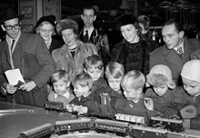 Hamngatan 18-20, NK, leksaksavdelningen. Barn och vuxna tittar på de elektriska leksakstågen