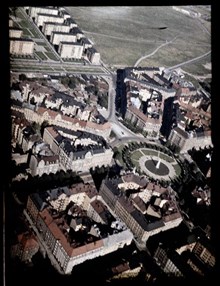 Flygbild över Karlaplan med omgivande kvarter och Gärdet i bakgrunden 1936