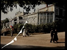 Novilla på Djurgården. Glasveranda. Ballongförsäljare