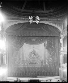 F.d. Kungl. Dramatiska teatern salong vid Kungsträdgårdsgatan. Detalj av prosceniet med Anders Lindebergs porträtt i olja