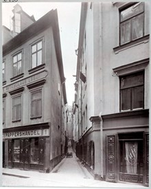 Klockgjutaregränd från Myntgatan. Pappershandel på hörnet