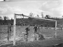 Skytteholm. Fotbollspremiären. AIK-Hagalund