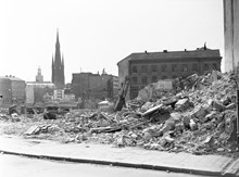 Rivning i Klara. T.h. Konstfackskolan (kv. Beridarebanan) och Klara kyrkas torn i fonden