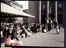 Torghandel på Hötorget med Konserthuset med Orfeusgruppen i bakgrunden