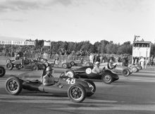 Skarpnäcksfältet. Motortävlingen "Skarpnäcksloppet". Bilar vid startlinjen.