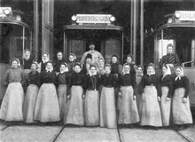 Vagnstäderskor vid Norra Bolagets stallar 1905. De står antagligen framför de nya hallar som uppfördes 1905 på Roslagsgatan, i kv. Provisorn