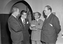 Timmermansgatan 48, Timmermansgården. Debatt om jazzmusik. Grupporträtt av debattörerna Sven Wilson, Karl-Erik Lindgren, Moses Pergament och Julius Jacobsen
